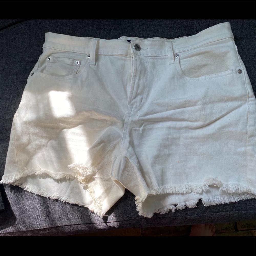 Mid-rise white GAP shorts, 5” inseam
